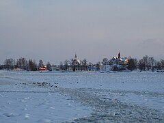 Le port d'Helsinki avec la mer gelée pendant la majeure partie de l'hiver