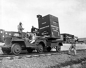 Jeep auf Schienen mit einem umgebauten Auto-Anhänger