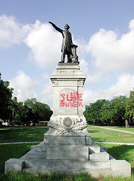 La statue de Jefferson Davis à la Nouvelle-Orléans en 2004, taguée de l'inscription « slave owner » (esclavagiste). Elle sera déboulonnée en 2017.