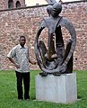 Jean Luc Bambara vor seiner Plastik „La Protection“ in Ladenburg (D)