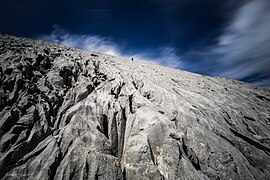 Vue détaillée sur les lapiaz.