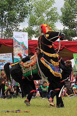 Pertunjukan kuda bajir dalam acara budaya Jayagiri Festival