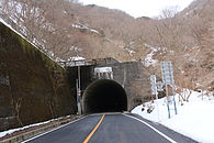 鞍掛峠の下を貫通する国道306号の鞍掛トンネル（三重県側）