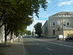 Стена Киево-Печерской Лавры и музей «Художественный арсенал» на Лаврской улице в Киеве