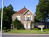 Villa "De Eerdbeek", villa met tuin en hek