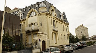 et d'angle avec la place Paul-Jamot (ancienne école professionnelle et ménagère).