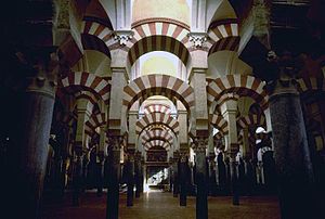 Interior Masjid Kordoba atau mezquita, peninggalan dari Al-Andalus yang kini dijadikan katedral Katolik Roma.