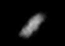 Naiad fotograferet af Voyager 2 i 1989. Billedet er sløret pga. den lange eksponeringstid nødvendig så langt fra solen og pga. Voyager 2’s og månens hastighed. Grundet eksponeringstiden er månen mere langstrakt end i virkeligheden.