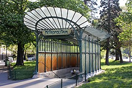 L'entrée de la station Porte Dauphine, ornée d'une « libellule » d'Hector Guimard.