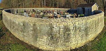 Le cimetière rond.