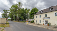 Das Foto zeigt von der Hauptstraße den Knotenpunkt des Stadtteils