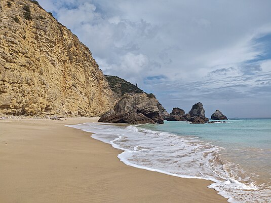 Praia do Ribeiro do Cavalo no Parque Natural da Arrábida, Península de Setúbal, Portugal. Esta praia, deve o seu nome não só à proximidade com o Forte de São Teodósio da Ponta do Cavalo, como também a uma série de cursos de água que no inverno por ali correm; entre eles o Ribeiro do Cavalo. (definição 4 009 × 3 000)