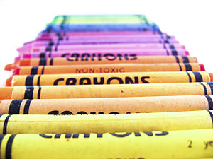 English: crayons of rainbow color