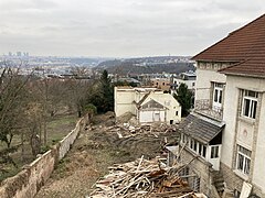 Vila po přerušení demolice (pohled od severu, únor 2024)