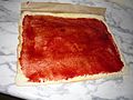 Biskuitplatte mit Marmelade bestrichen