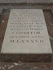 Hic sepultus est invictissimus Guillelmus conquestor Normannae dux et Angliae rex huiusce domus conditor qui obiit anno MLXXXVII (Hier begraben ist der unbesiegbare Herausforderer Wilhelm, Fürst der Normandie und König Angliens, deren Hauses Gründer, der im Jahre 1087 verschied)