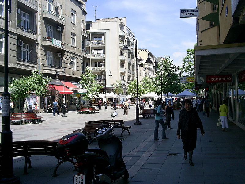 http://upload.wikimedia.org/wikipedia/commons/thumb/c/ce/Street_in_Skopje.jpg/800px-Street_in_Skopje.jpg