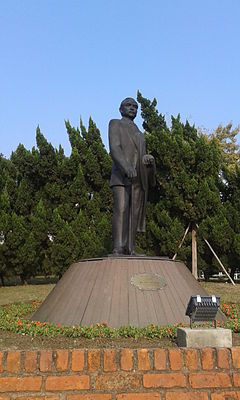 Статуя Сунь Ятсена в муниципалитете Жардим Доктор Сунь Ятсен.jpg
