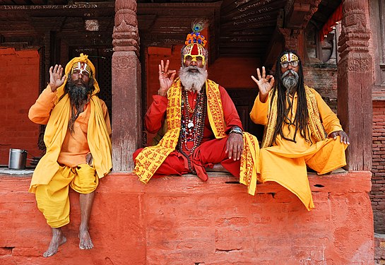 سه مرتاض هندو در حال ژست مودرا در کاتماندو، نپال