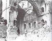 Een Arabische soldaat bekijkt de vernielingen na het opblazen van de zijmuur