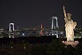 Копія Статуї свободи, на острові Одайба (Токіо), на тлі Райдужного мосту, Японія