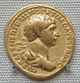 Moneda del emperador romano Trajano, hallada junto con monedas de Kanishka, en Ahin Posh.