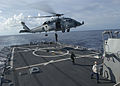 Gyorsreagálású tűzszerészek a helikopterről való gyors leszállást gyakorolják a Cole fedélzetén