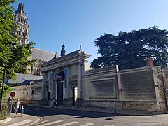 Place François-Sicard, façade est, portail de l'Archevêché