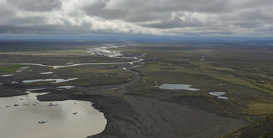 圖為斯凱薩魯河和斯凱薩魯外洗平原，攝於冰島瓦特納冰川國家公園內的斯卡夫塔費爾斯海齊平原。