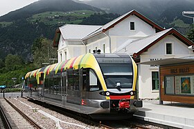 Stadler GTW 2/6 vor dem Aufnahmsgebäude, 2005