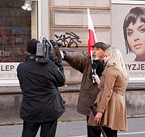15:22 - Reporterka kanału Polsat News przeprowadza wywiad z panem, któremu blokada policyjna na Koszykowej uniemożliwiła dojście do Placu Konstytucji