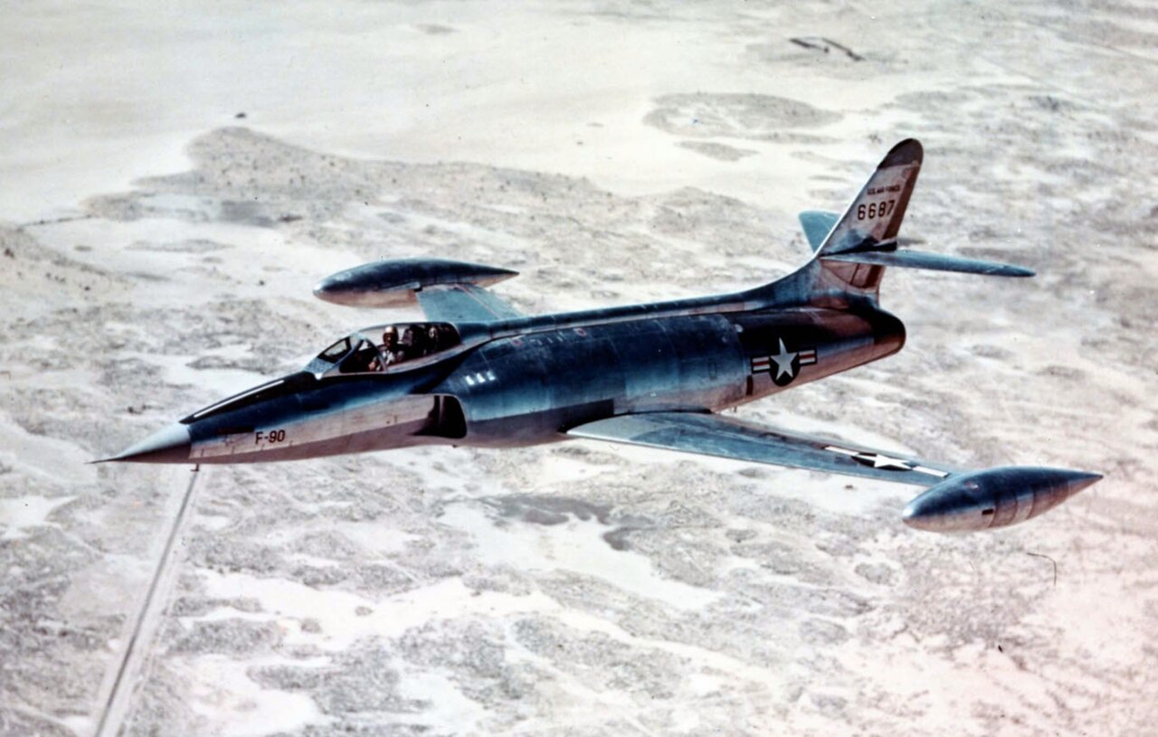 1280px-XF-90_inflight_USAFM.jpg