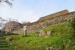 本丸石垣 （右に大天守台、左に副天守台）