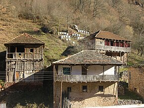 Традиционные жилища в селе Железнец