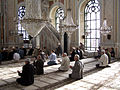 أتراك مسلمون وهم يؤدون صلاتهم في جامع أورطة كوي-اسطنبول