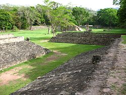 Ruinas Maya de Copán con el juego de pelota en primer plano