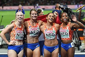 Серебярные призёрки из Нидерландов (слева направо): ван Хюненстейн, Схипперс, Седней, Самуэль