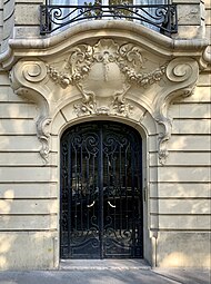 Beaux Arts festoons above the door of Avenue Kléber no. 47bis, Paris, unknown architect, 1908[14]