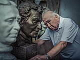Ахмет Цаликов за работой над портретами: Шахрияр и Гаджибеков