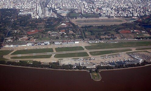 L'aeroport militar que es troba a l'extrem est (esq.) de l'Aeroparque era utilitzat per realitzar els «vols de la mort»