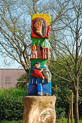 Totem de l'Atelier aux couleurs du monde.