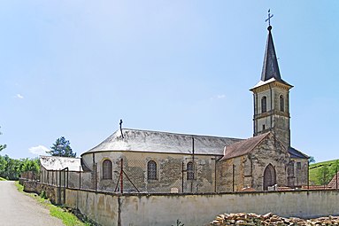 L'édifice dans son enclos paroissial.