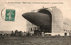 Clément-Bayard No.2 in de hangar in La Motte-Breuil