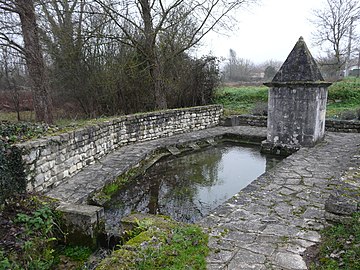 Au nord-est du bourg, lavoir et captage d'une source le long de la route menant à Fougères.