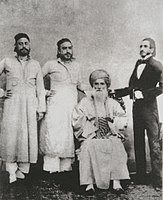 Sassoon (zittend) met zijn zonen Elias David, Albert (Abdullah) en Sassoon David.