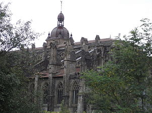 Église, contreforts et clocher vus depuis le cimetière.