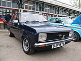 Ford Escort II con faros cuadraos.