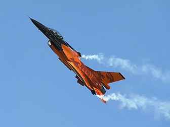 F-16 Fighting Falcon de la Solo Display Team, patrouille aérienne acrobatique néerlandaise. (définition réelle 3 649 × 2 737)