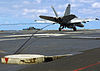 Egy repülőgép-hordozóra leszálló F/A–18 Hornet beakad a fékhorogba