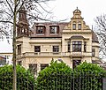 Villa mit Einfriedung und Garten